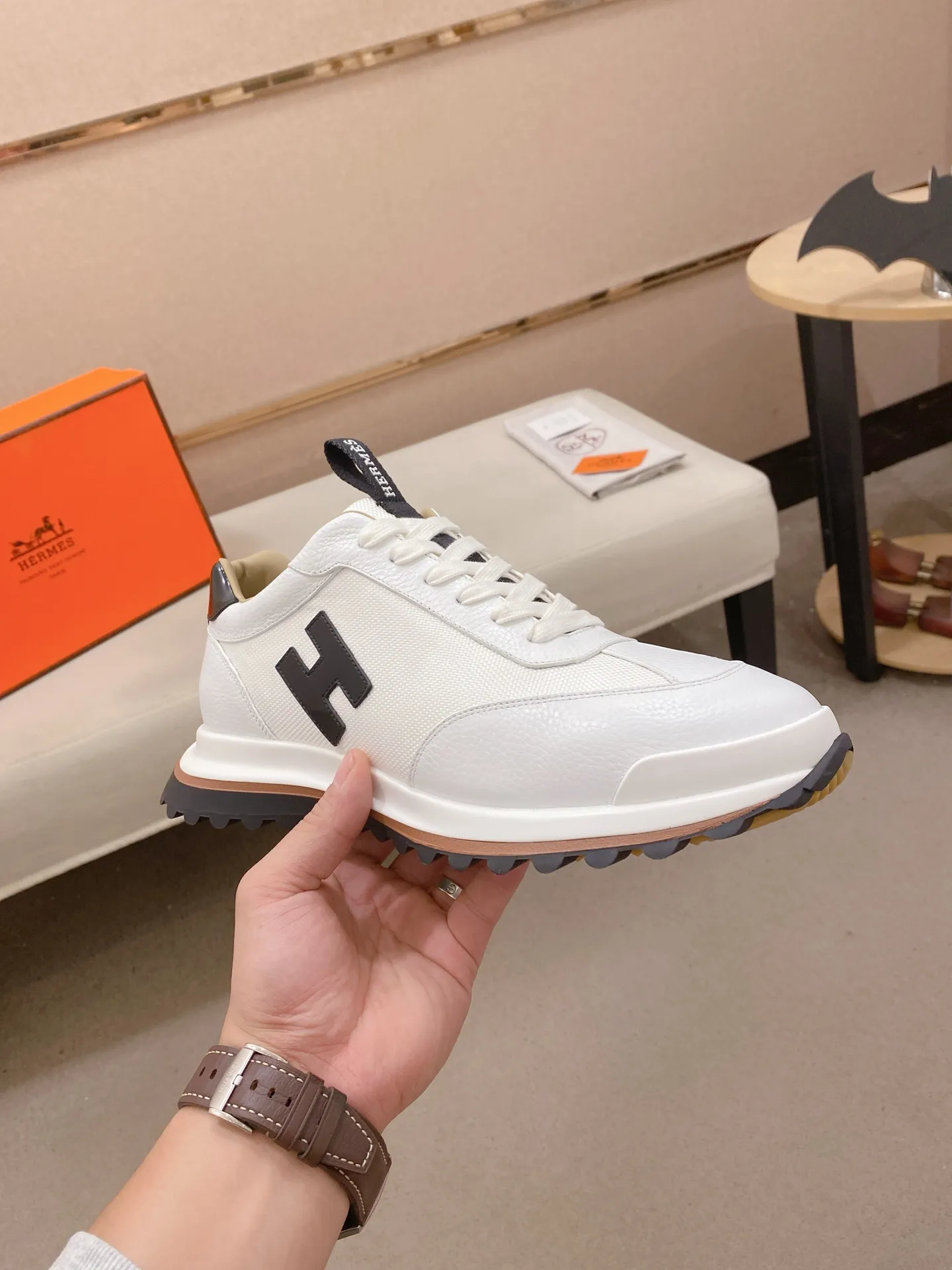 Men's shoes💰: 640💰HERMES/Hermes Leader sneakers! Tech twill, calfskin and suede goatskin sneakers featuring paneled multicolor twill, calfskin and suede. Lightweight geometric sole for a stylish urban look. Product details: White and orange rubber sole Black rubber sole with orange rubber insert Light natural leather insert White rubber toe cap Beige lambskin insole and lining Cotton strap, rubber lettering Sole height: 4cm Size: 38-39-40-41-42-43-44 (45.46 custom-made)